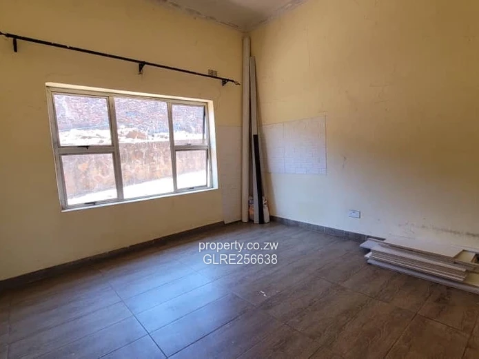 Pomona 5-Bed House on 2000m² with Borehole & Balcony