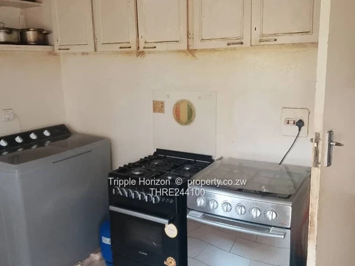 Chadcombe 3-Bed Family Home on 4000m² with 2 cottages& double Garage.