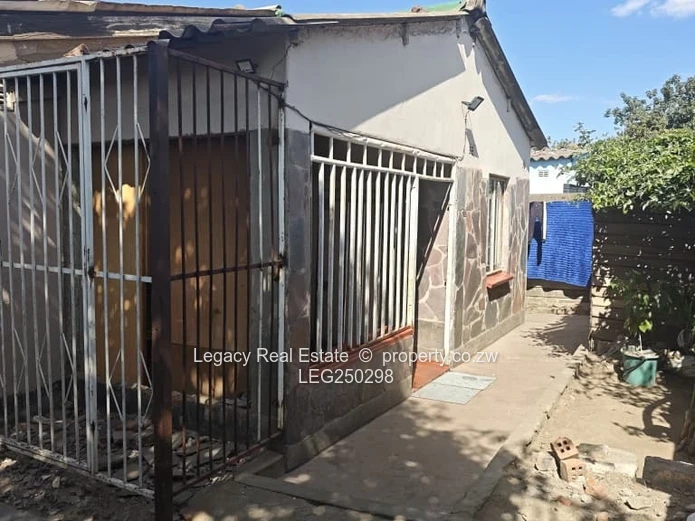 Spacious 5-Bed Highfield Home with Walled Yard & Fireplace (Sole Mandate)