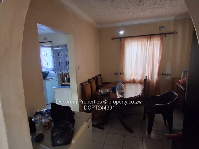 Cozy 4-bed with paved yard in Zimre Park