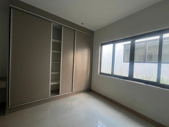 4 Bedroom Flat & Apartment
