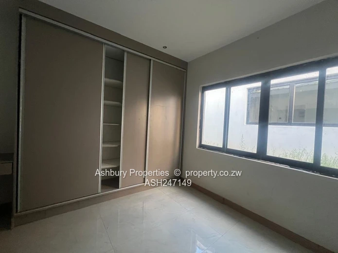 Bright 4-Bed Monavale Flat — Tiled, Fitted Kitchen, 24hr Security