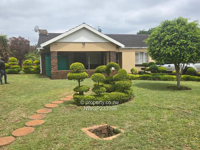 Montrose, Bulawayo South — 3-Bed House on 1600m² with Pool & Borehole
