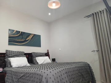 2 Bedroom Flat & Apartment