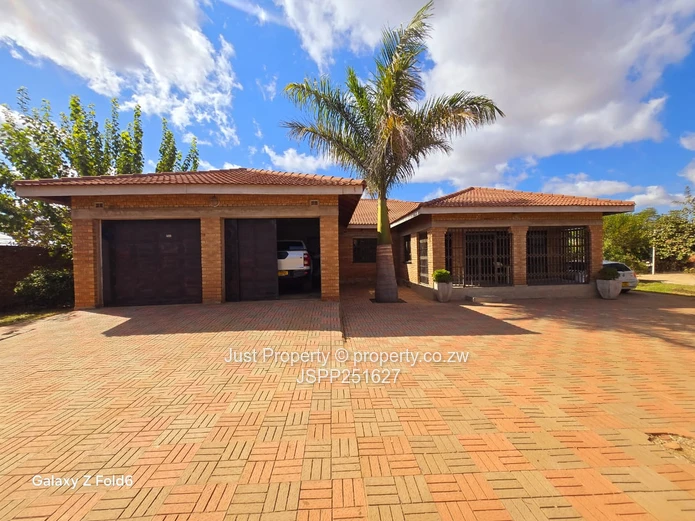 Sandton Park: 5-Bed Home with Island Kitchen & Borehole