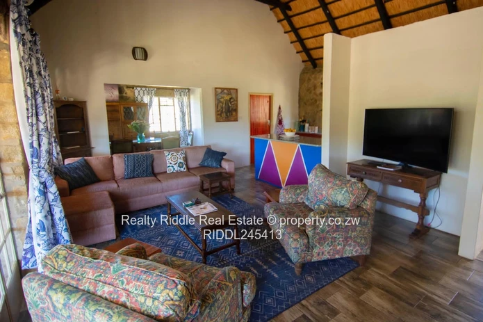 Nyanga Thatched Stone Lodge — Fireplace, AC & Wi-Fi