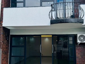 2 Bedroom Flat & Apartment