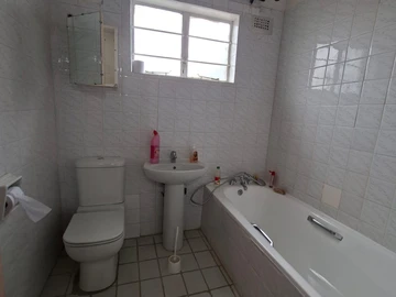 2 Bedroom Flat & Apartment