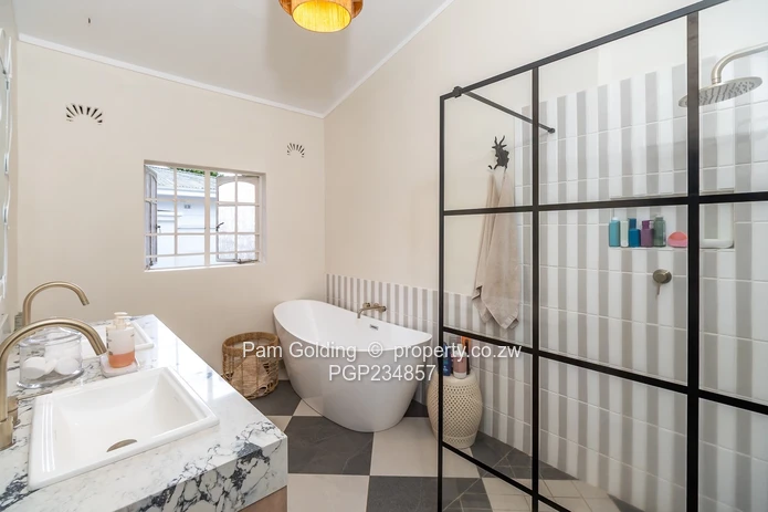 Modern 3-Bedroom Townhouse in Sought-After Greenhithe Mews (Sole Mandate)