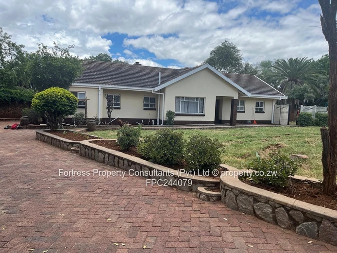 Matsheumhlope 3-Bed Home with Garden & Staff Quarters