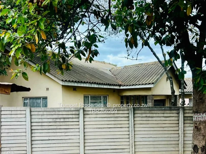 Glen Norah 3-Bed: Walled Home with Garage & Verandah