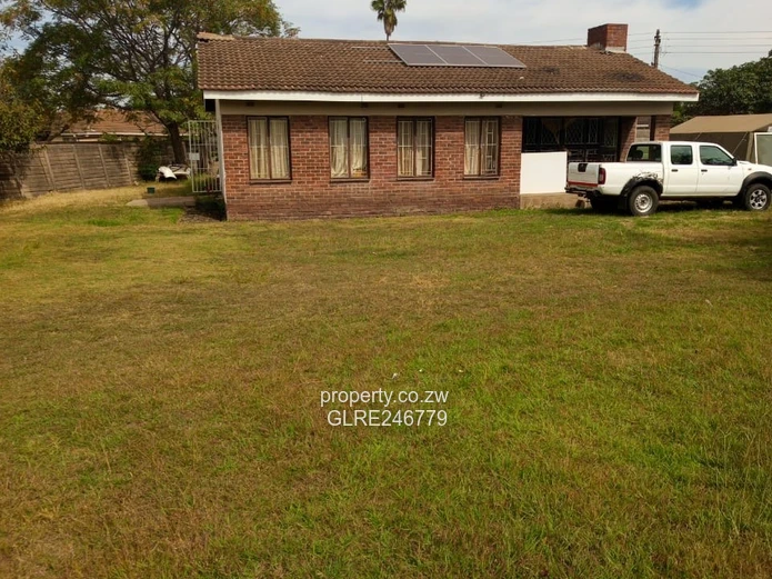 3-Bed Brick Cottage w/ Large Lawn & Borehole