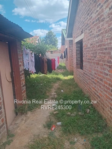 4-Bed Incomplete Brick House on 400m² - Tynwald north