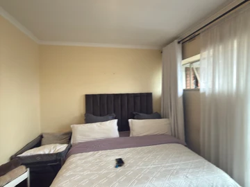 2 Bedroom Flat & Apartment