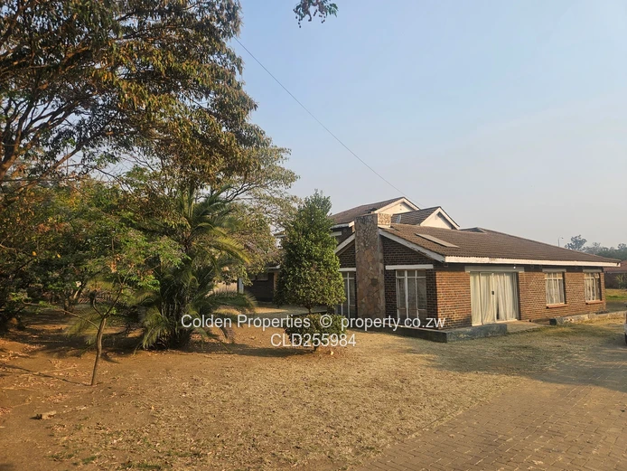 Highlands 5-Bed Townhouse on 3850m² with Borehole & Tanks