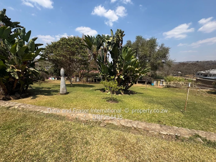 Glen Lorne: 5-Bed Family Home with Pool & Large Grounds