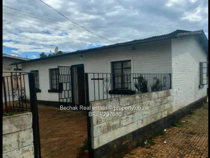 Walled 3-Bed Home, Paved Yard & Flatlet in Barham Green