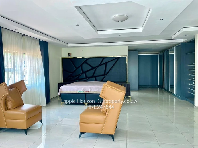 Gletwin Park: 6-Bed Luxury Home with Modern Kitchen & Pool