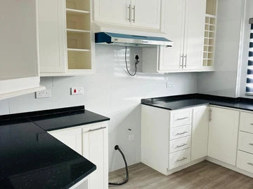 4 Bedroom Flat & Apartment