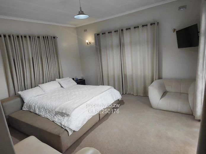 Spacious 3-Bed Waterfalls Home: Pool, Garden & Solar