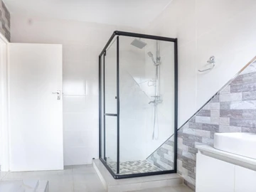 4 Bedroom Flat & Apartment