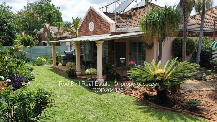 Immaculate 2 bedroom townhouse in well established complex