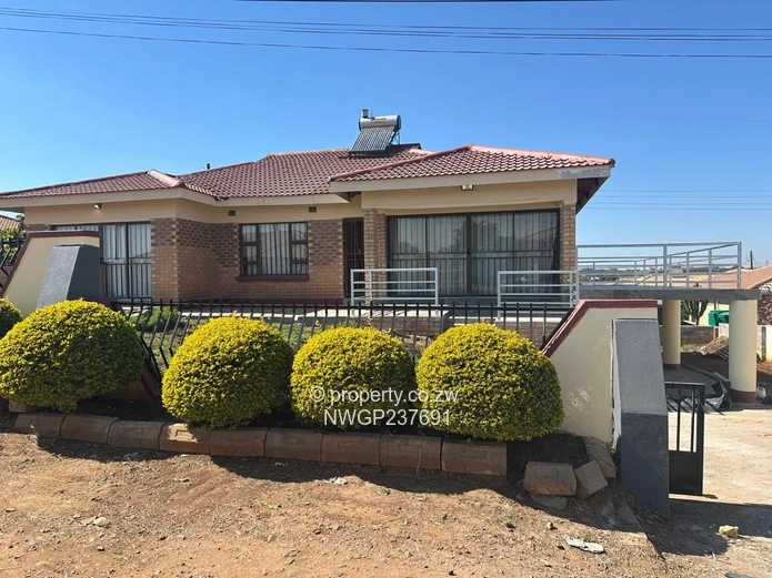 Selbourne Park 3-Bed Townhouse with Garage & Garden