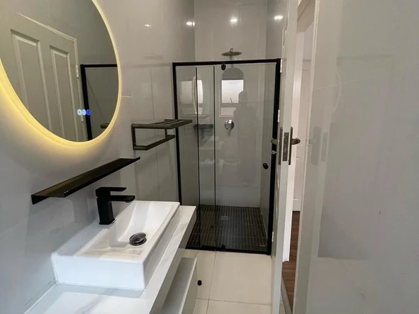 4 Bedroom Flat & Apartment