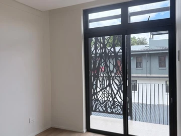 2 Bedroom Flat & Apartment