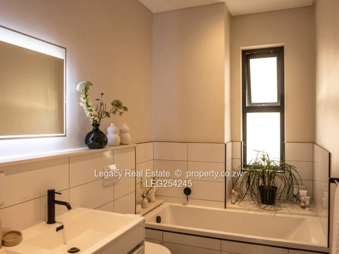 Stylish 3-Bed Garden Flat with Private Patio in Vainona