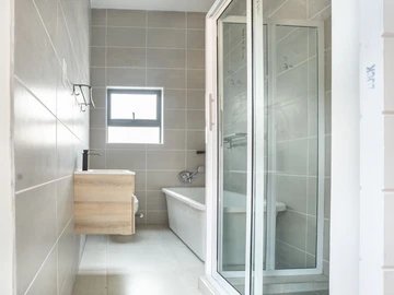3 Bedroom Flat & Apartment