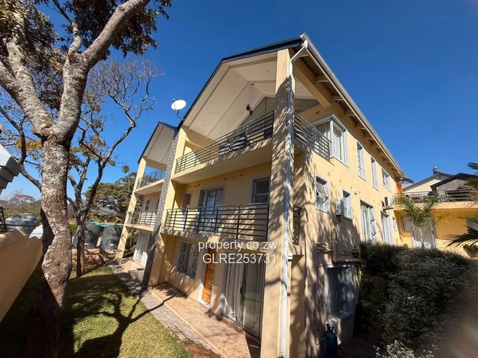 Sunny 3-Bed Apartment with Garden & Balcony in Greystone Park