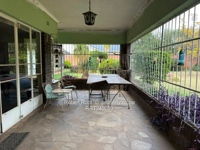  Spacious Family Home with Excellent Potential (Sole Mandate)
