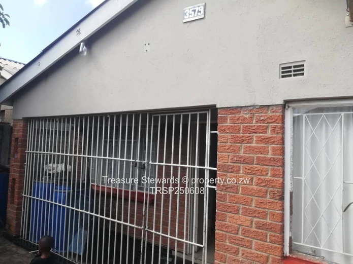 Walled 3-Bed Home with Red Gate & Verandah, Manyame Park