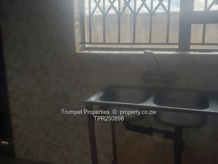 Mufakose Ext 4-Bed House – Borehole, Walled Yard & Security Gate (Sole Mandate)