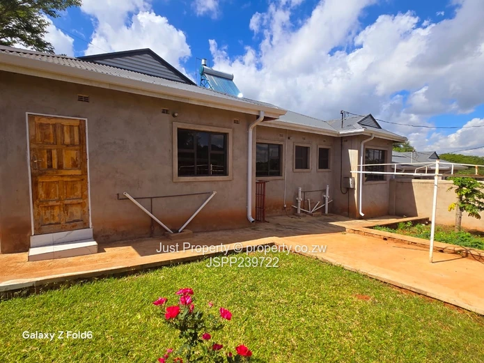 Modern 4-Bed Flat - Open Plan & Borehole in Gletwin Park