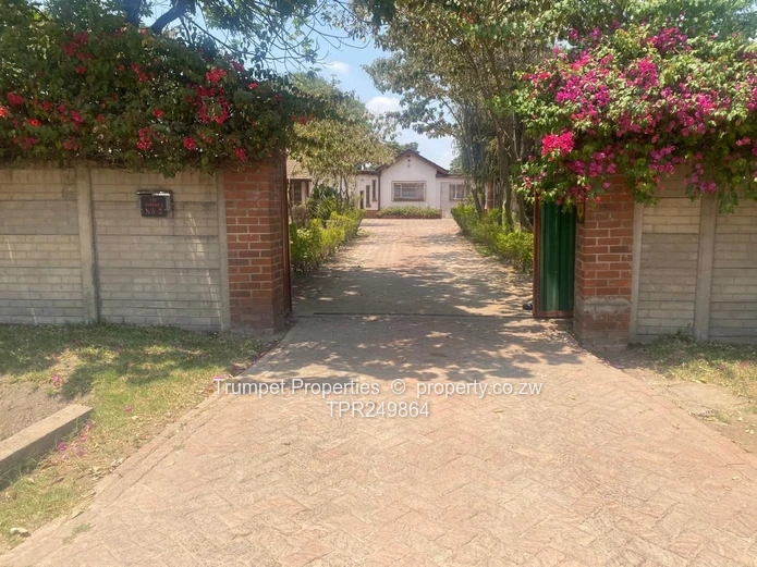 Spacious 5-Bed Family Home on 4,314m² with Pool – Hatfield
