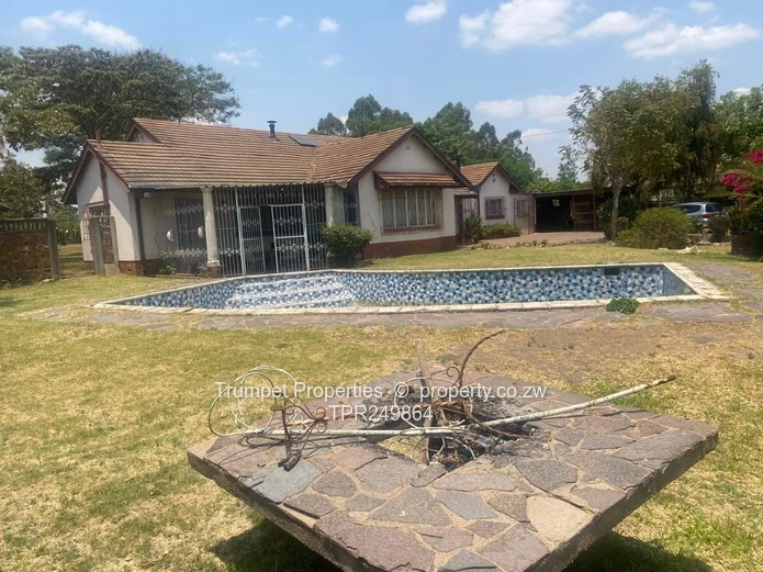 Spacious 5-Bed Family Home on 4,314m² with Pool – Hatfield