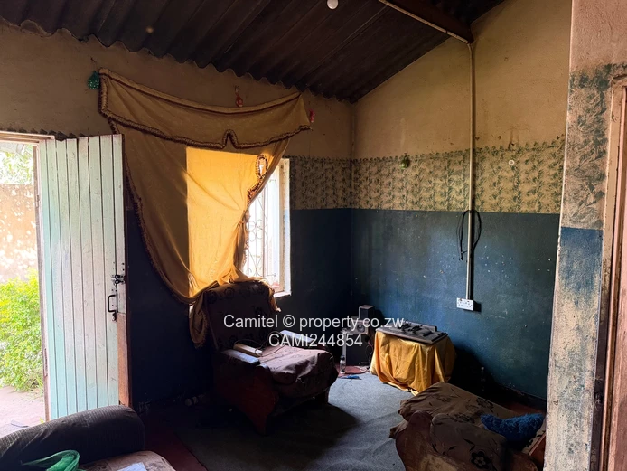 Mufakose,2-Bed core house walled and gated sitting on 200m² near shops and schools  (Sole Mandate)