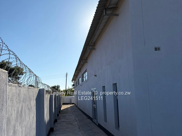 Well-Maintained 1,000m² Warehouse with 3-Phase Power – To Let