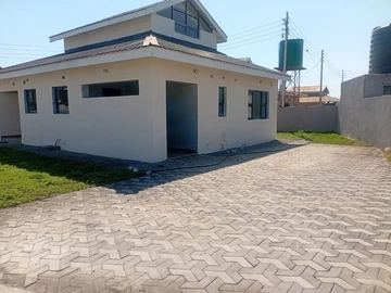 4 Bedroom Flat & Apartment