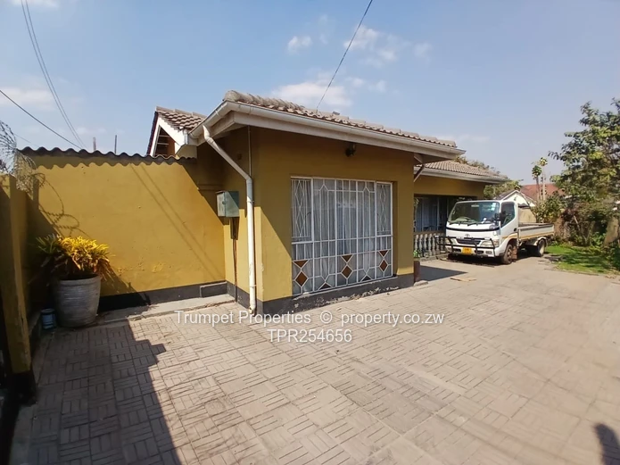 Braeside 5-Bed Home - Tiled Living, Borehole, Paved Yard