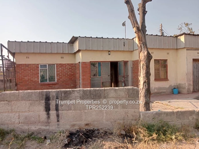 Brick 4-Bed home in Chitungwiza, title deeds