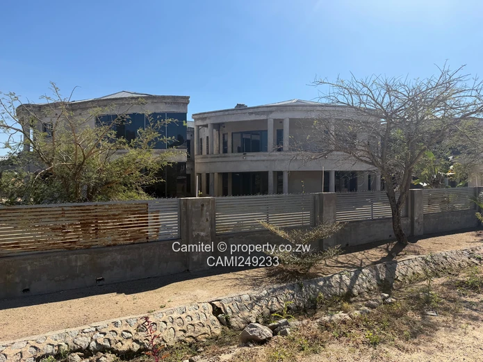 Spacious 6-Bed Arlington Home on 2777m² with Borehole