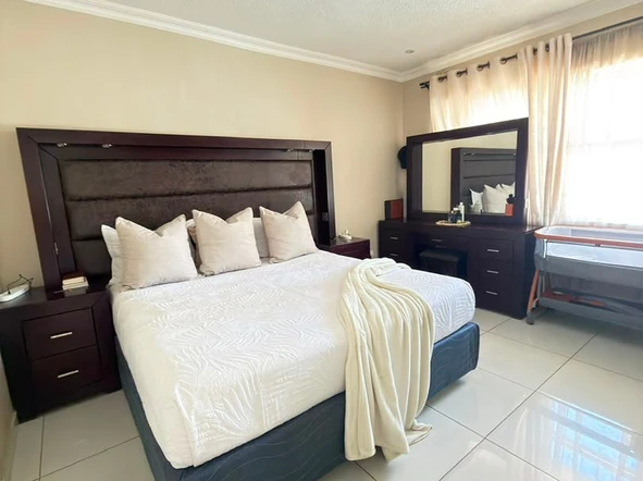 2 Bedroom Flat & Apartment