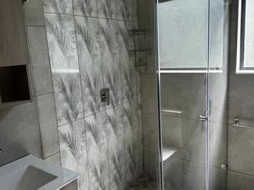 3 Bedroom Flat & Apartment