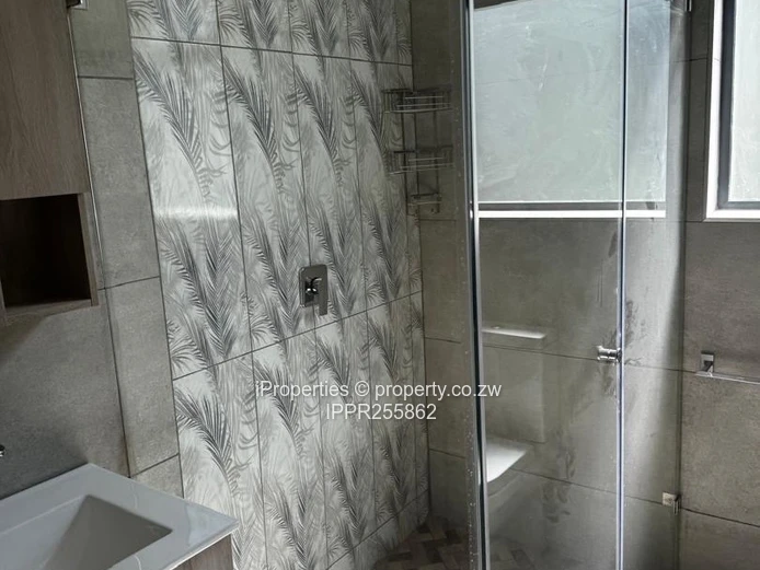 Modern 3BR/3BA Garden Flat with Lock-Up Garage – Borrowdale West