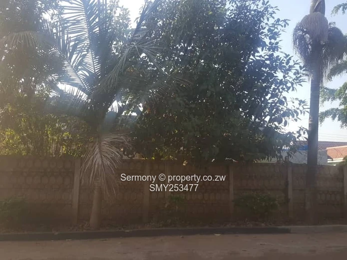 Spacious 3-Bed Home on 1800m² with Borehole — Mabelreign