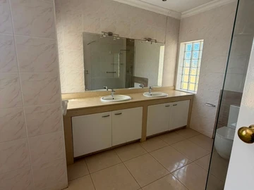 6 Bedroom House