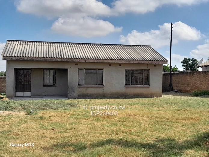 Manyame Low density stand with cottage for sale-2010m² (Sole Mandate)